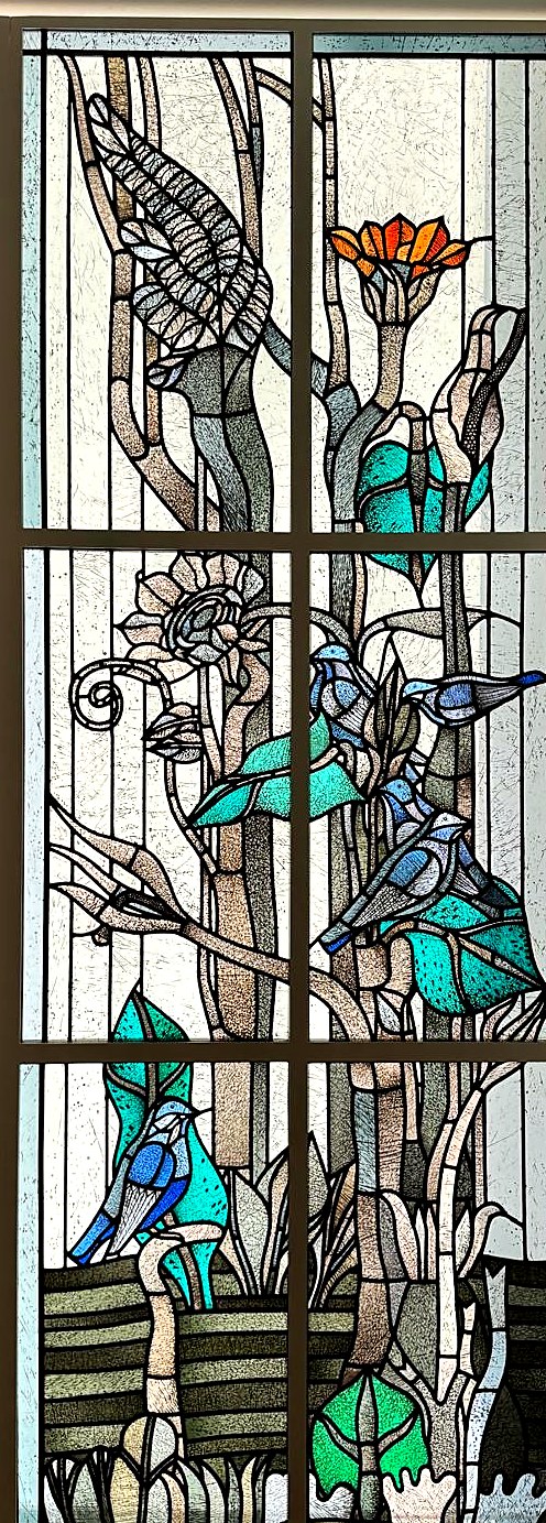 Glasfenster von Heinrich Campendonk: Pflanzen, Blüten und Vögel in leuchtenden Farben.